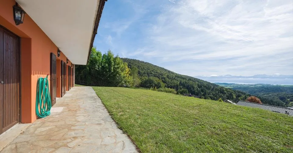 Un chalet d’exception de 6.5 p. avec vue imprenable sur le lac et la forêt, jardin, places de parc couvertes et garage box double