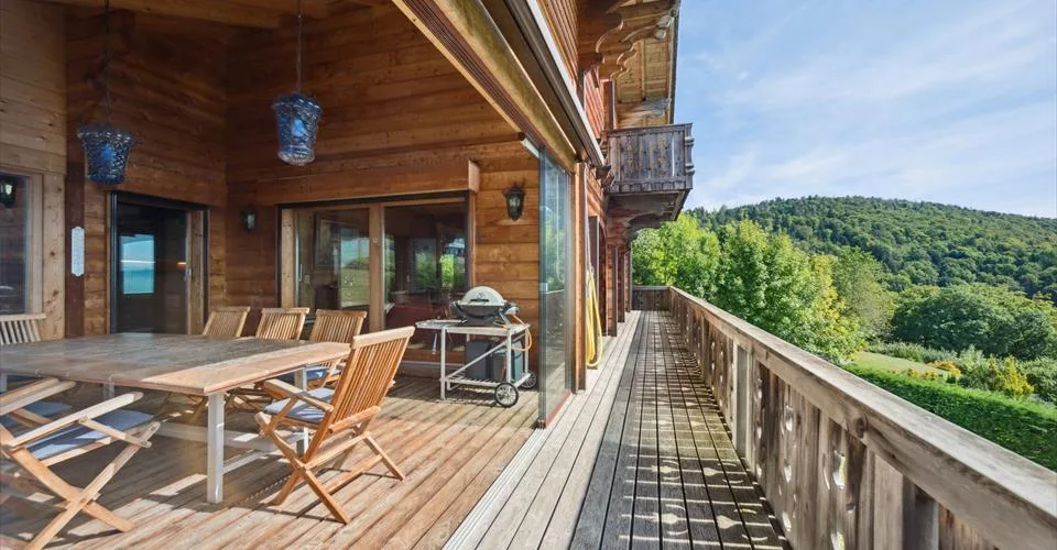 Un chalet d’exception de 6.5 p. avec vue imprenable sur le lac et la forêt, jardin, places de parc couvertes et garage box double