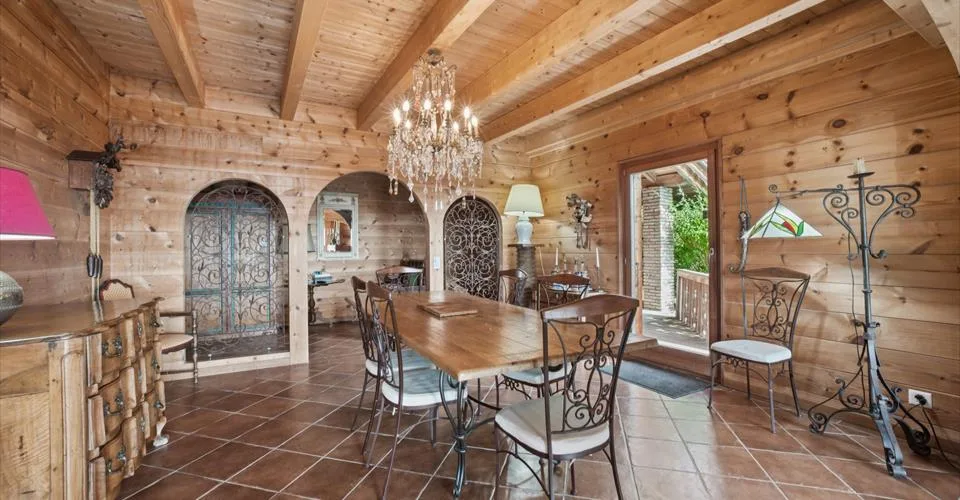 Un chalet d’exception de 6.5 p. avec vue imprenable sur le lac et la forêt, jardin, places de parc couvertes et garage box double