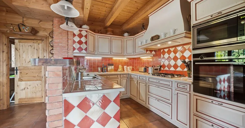 Un chalet d’exception de 6.5 p. avec vue imprenable sur le lac et la forêt, jardin, places de parc couvertes et garage box double