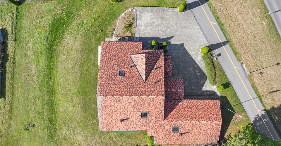 Un chalet d’exception de 6.5 p. avec vue imprenable sur le lac et la forêt, jardin, places de parc couvertes et garage box double