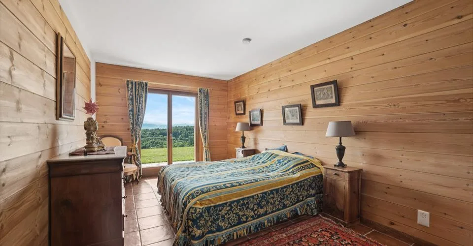 Un chalet d’exception de 6.5 p. avec vue imprenable sur le lac et la forêt, jardin, places de parc couvertes et garage box double