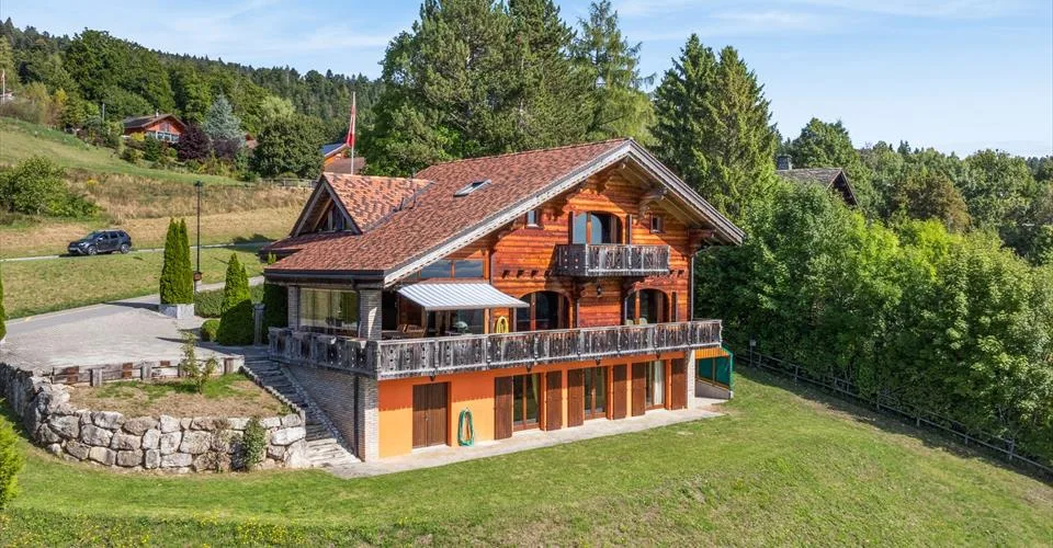 Un chalet d’exception de 6.5 p. avec vue imprenable sur le lac et la forêt, jardin, places de parc couvertes et garage box double