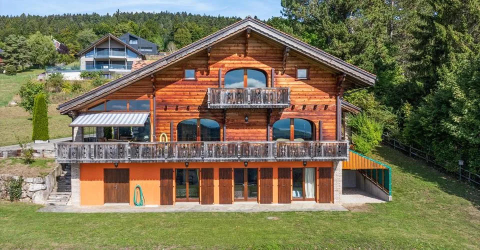 Un chalet d’exception de 6.5 p. avec vue imprenable sur le lac et la forêt, jardin, places de parc couvertes et garage box double