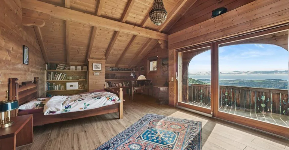 Un chalet d’exception de 6.5 p. avec vue imprenable sur le lac et la forêt, jardin, places de parc couvertes et garage box double