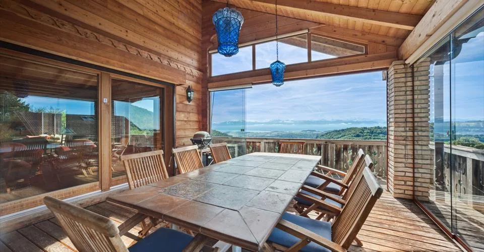 Un chalet d’exception de 6.5 p. avec vue imprenable sur le lac et la forêt, jardin, places de parc couvertes et garage box double