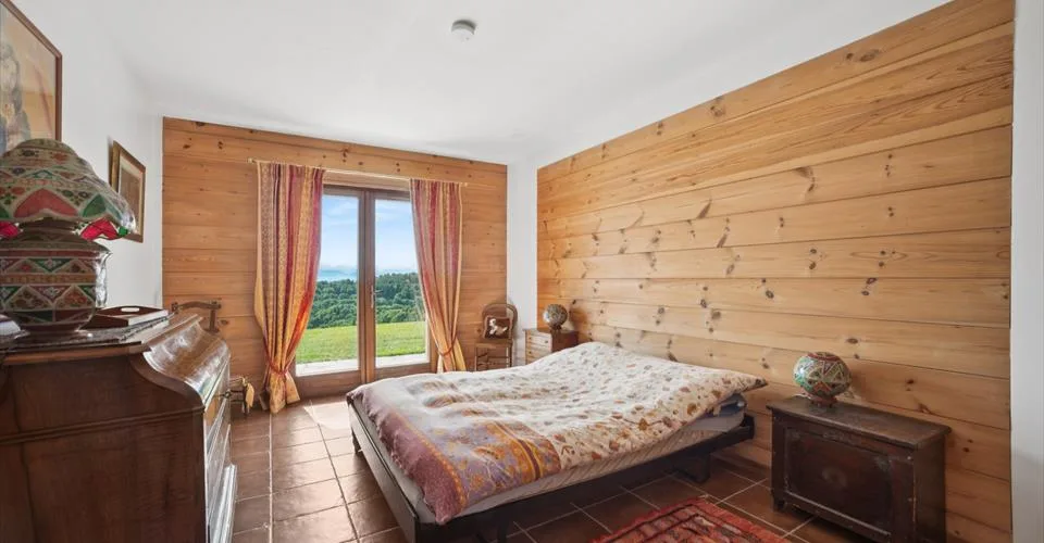 Un chalet d’exception de 6.5 p. avec vue imprenable sur le lac et la forêt, jardin, places de parc couvertes et garage box double