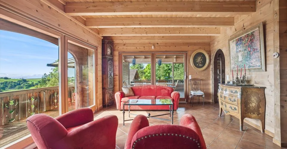 Un chalet d’exception de 6.5 p. avec vue imprenable sur le lac et la forêt, jardin, places de parc couvertes et garage box double