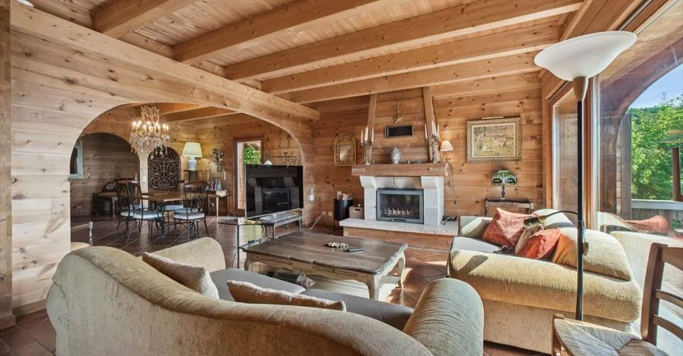 Un chalet d’exception de 6.5 p. avec vue imprenable sur le lac et la forêt, jardin, places de parc couvertes et garage box double