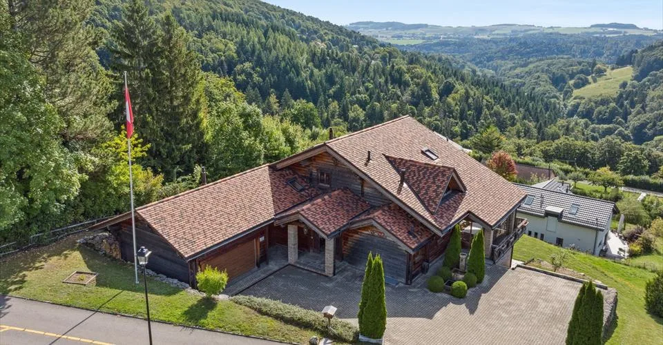 Un chalet d’exception de 6.5 p. avec vue imprenable sur le lac et la forêt, jardin, places de parc couvertes et garage box double