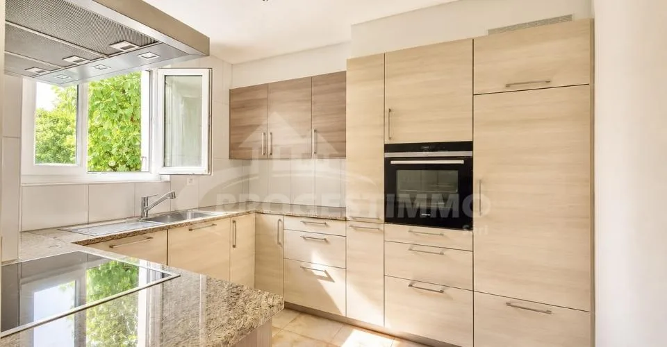 MAISON À DEUX LOGEMENTS OFFRANT DE MULTIPLES POSSIBLITÉS – Foto 5 von 13