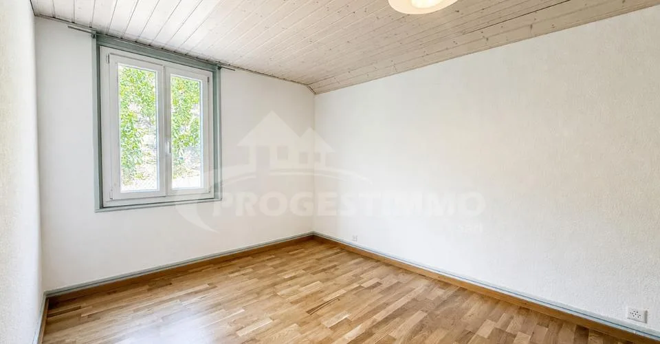 MAISON À DEUX LOGEMENTS OFFRANT DE MULTIPLES POSSIBLITÉS – Foto 9 von 13