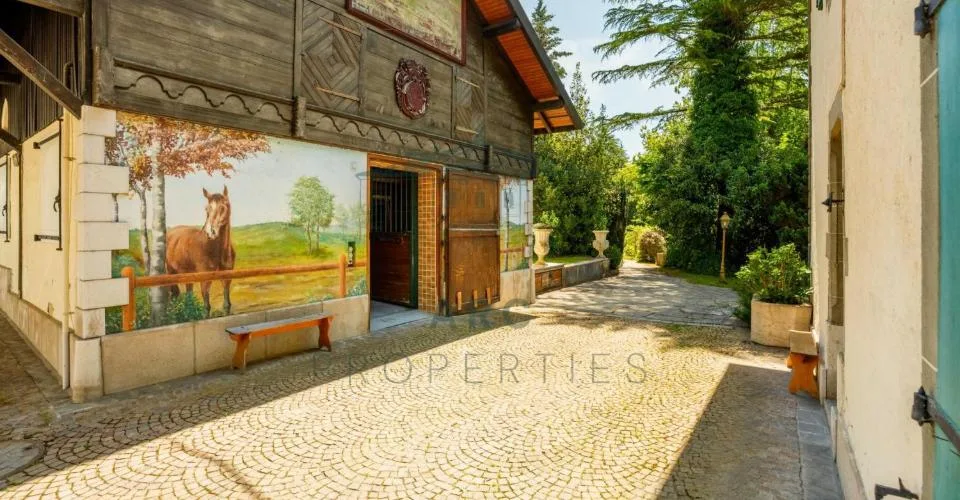 EXCLUSIF - MAGNIFIQUE PROPRIÉTÉ DE MAÎTRE DANS UN ÉCRIN DE VERDURE