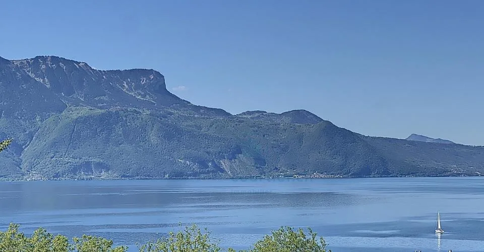 A quelques pas du lac Léman, villa neuf de standing avec vue panoramique