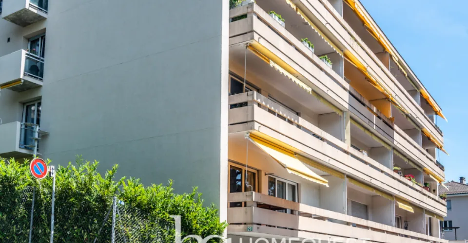 Appartement lumineux de 72 m² avec balcon plein sud, garage-box et potentiel de transformation en 3 pièces, dans un environnement résidentiel recherché à Pully.