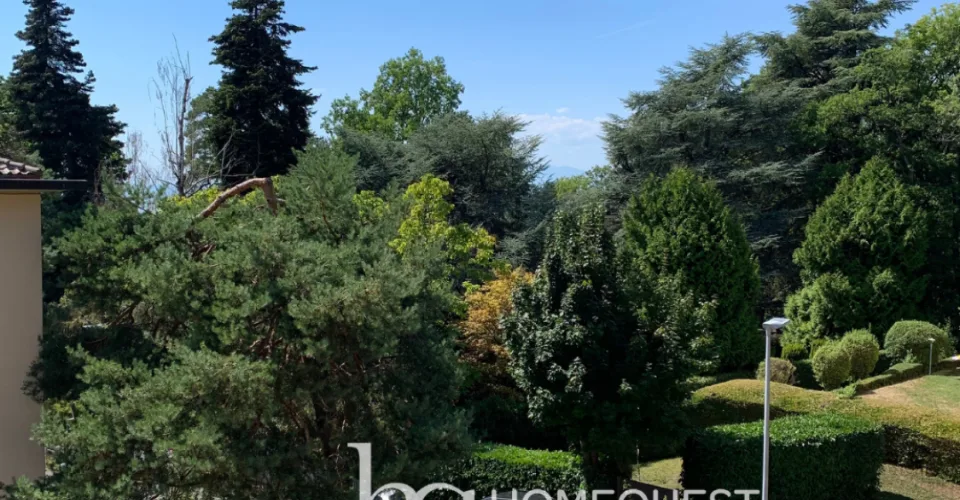 Appartement lumineux de 72 m² avec balcon plein sud, garage-box et potentiel de transformation en 3 pièces, dans un environnement résidentiel recherché à Pully.