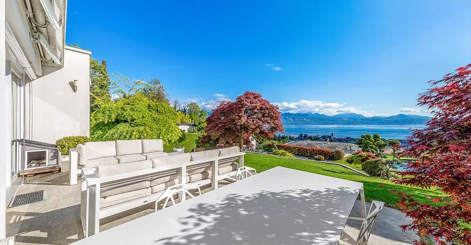 Appartement contemporain de 5,5 pièces avec vue imprenable sur le lac et piscine privative – photo 2 sur 5