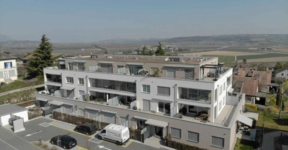 Superbe attique traversant de 3½ avec terrasse et vue dégagée