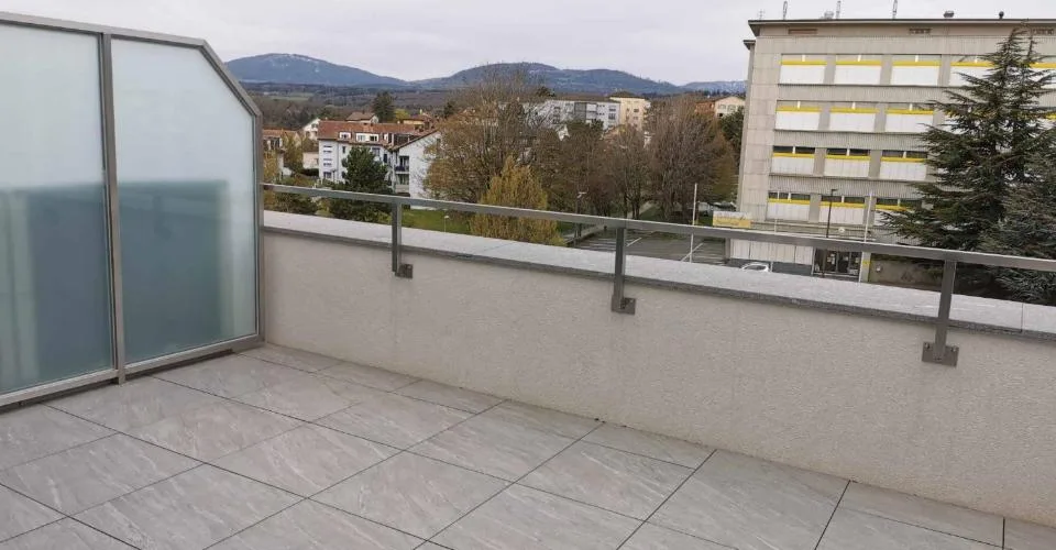 Superbe attique traversant de 3½ avec terrasse et vue dégagée