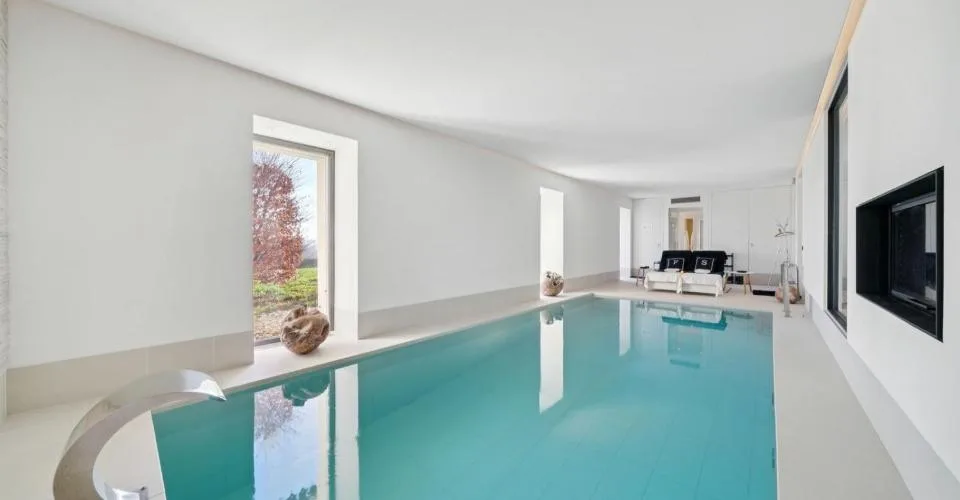 Luxe absolu et discrétion : ferme rénovée avec spa intérieur