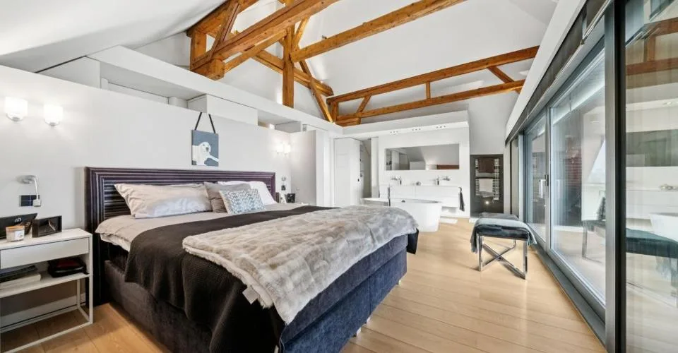 Luxe absolu et discrétion : ferme rénovée avec spa intérieur