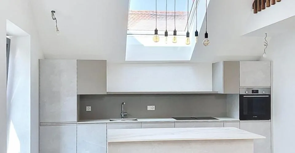 Immeuble rénové 100% loué, hyper-centre, avec salle des coffres-forts à valoriser