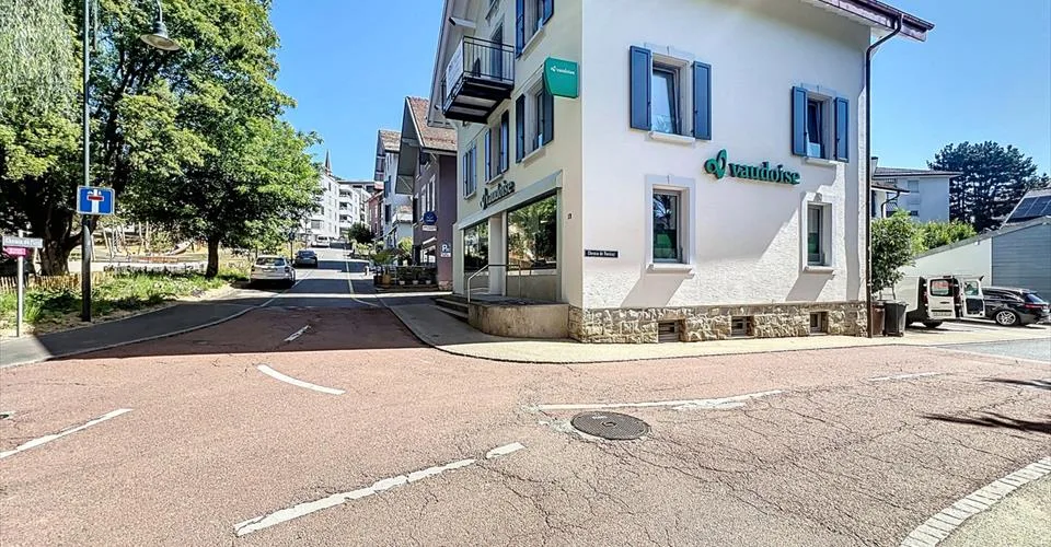Immeuble rénové 100% loué, hyper-centre, avec salle des coffres-forts à valoriser
