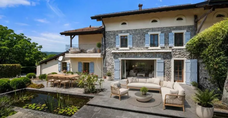 Elégante ferme rénovée avec piscine, proche de Rolle