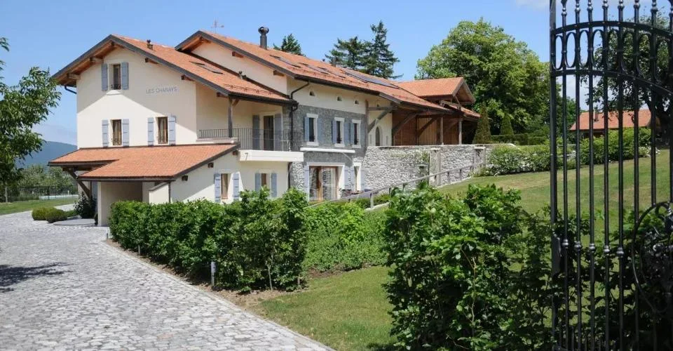 Elégante ferme rénovée avec piscine, proche de Rolle