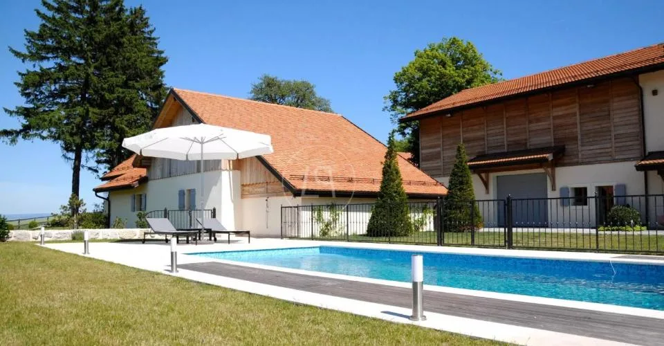 Elégante ferme rénovée avec piscine, proche de Rolle