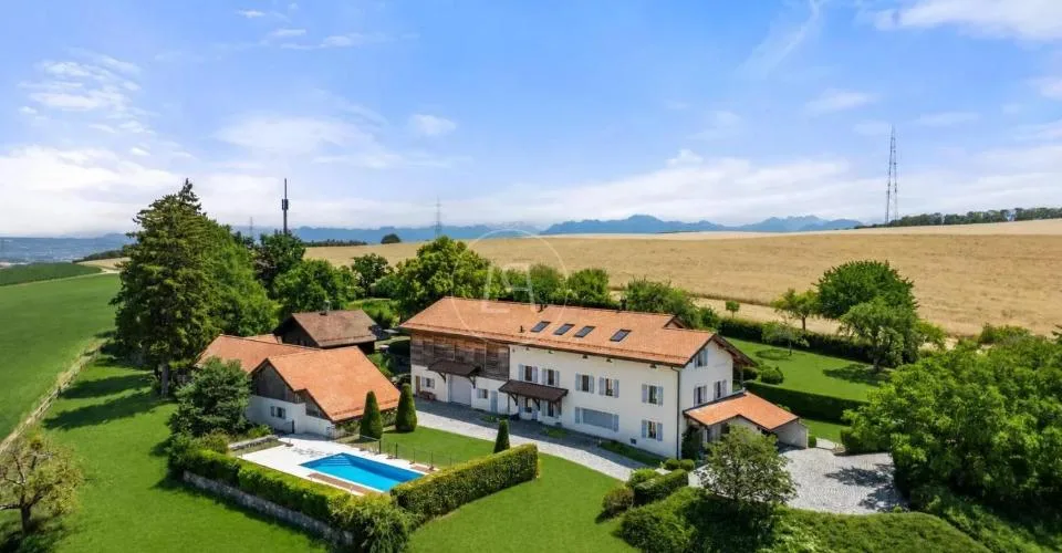 Elégante ferme rénovée avec piscine, proche de Rolle