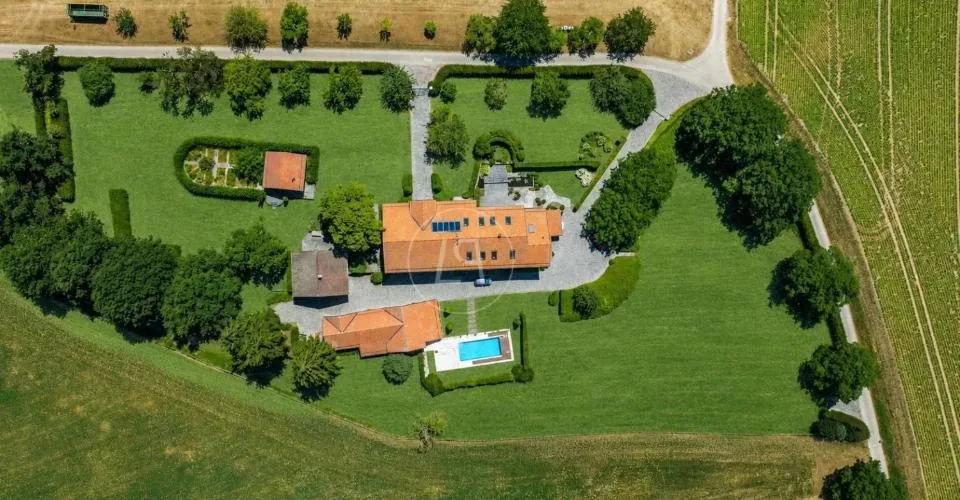 Elégante ferme rénovée avec piscine, proche de Rolle