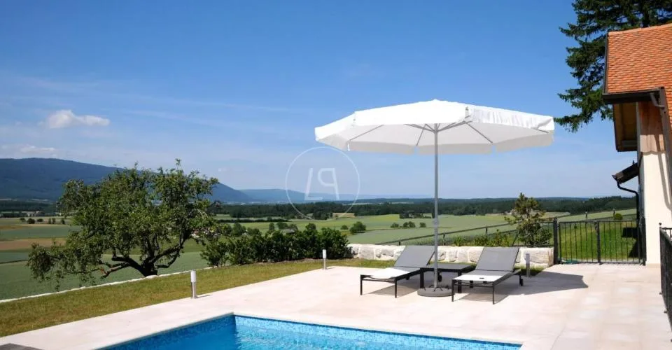 Elégante ferme rénovée avec piscine, proche de Rolle