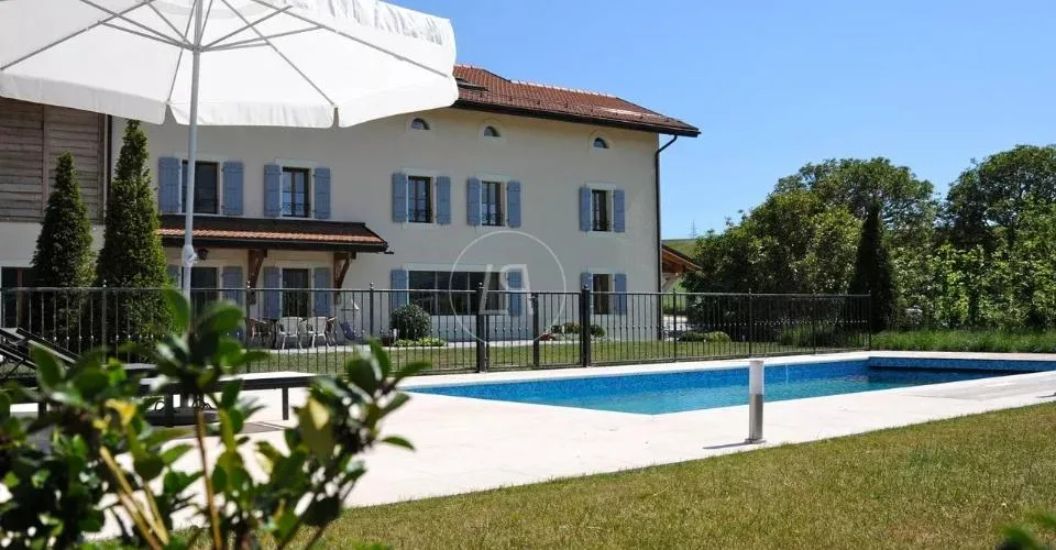 Elégante ferme rénovée avec piscine, proche de Rolle