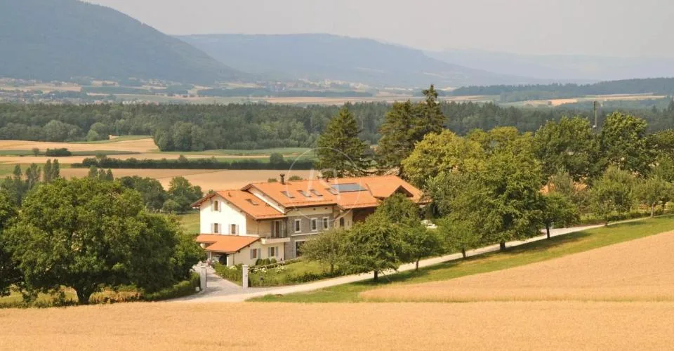 Elégante ferme rénovée avec piscine, proche de Rolle