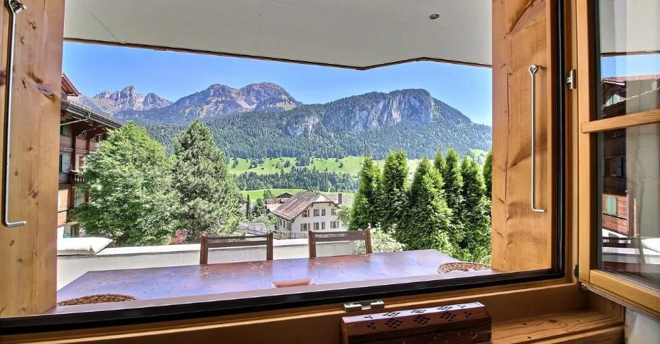 Château-d'Oex – Appartement d'exception avec vaste jardin privatif – Foto 2 von 5