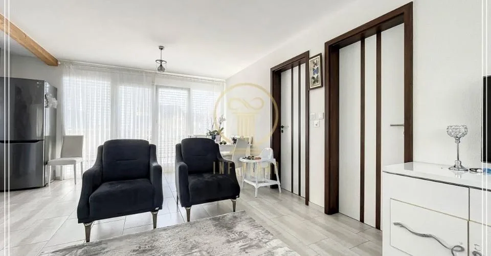A YVERDON-LES-BAINS, lot de 4 maisons mitoyennes sur 3 niveaux, 1 appartement et 1 dépendance