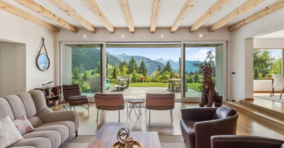 Spacieux chalet avec piscine chauffée et vue imprenable sur les Alpes