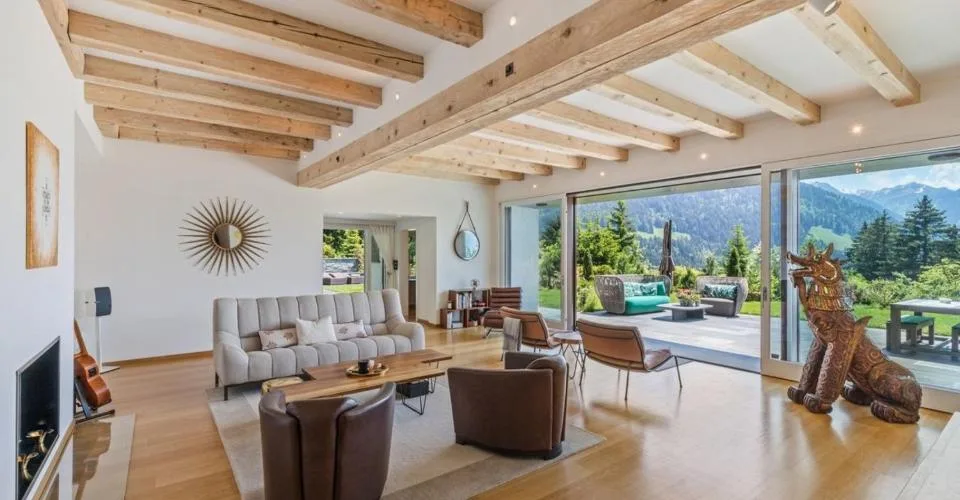 Spacieux chalet avec piscine chauffée et vue imprenable sur les Alpes