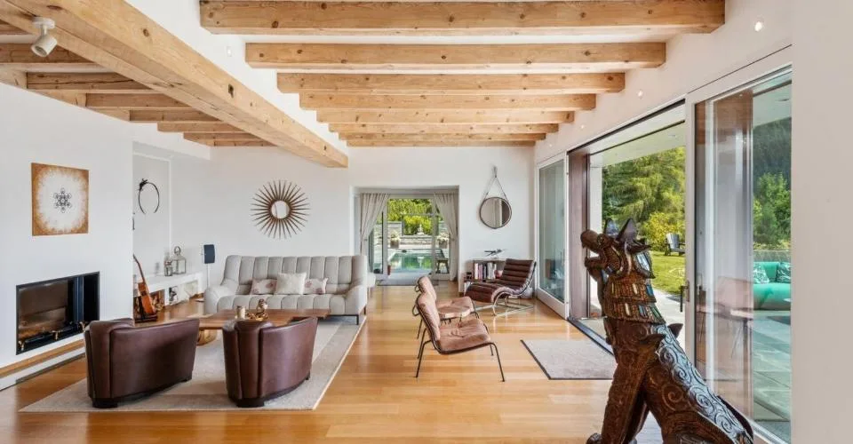 Spacieux chalet avec piscine chauffée et vue imprenable sur les Alpes