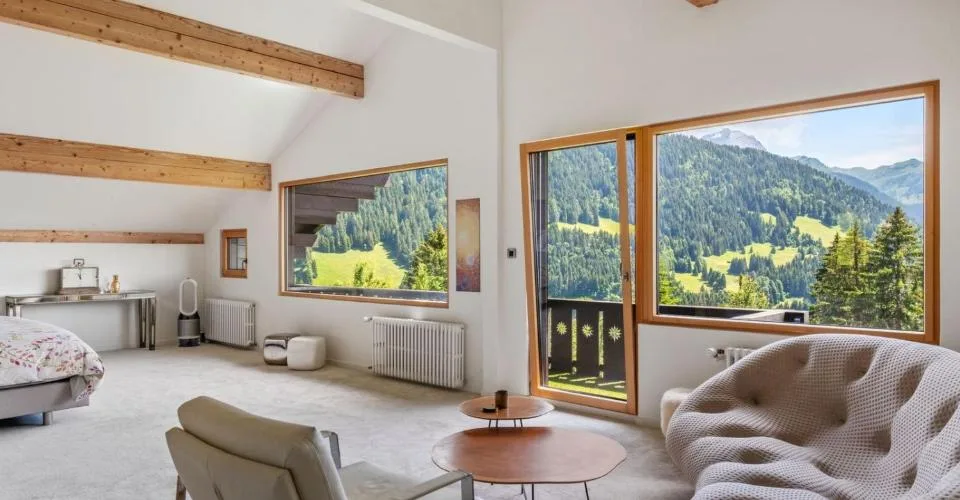 Spacieux chalet avec piscine chauffée et vue imprenable sur les Alpes