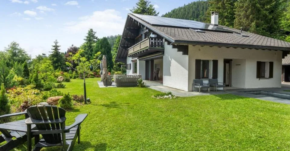 Spacieux chalet avec piscine chauffée et vue imprenable sur les Alpes