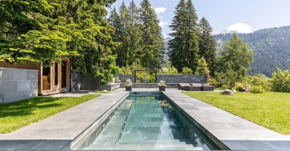 Spacieux chalet avec piscine chauffée et vue imprenable sur les Alpes