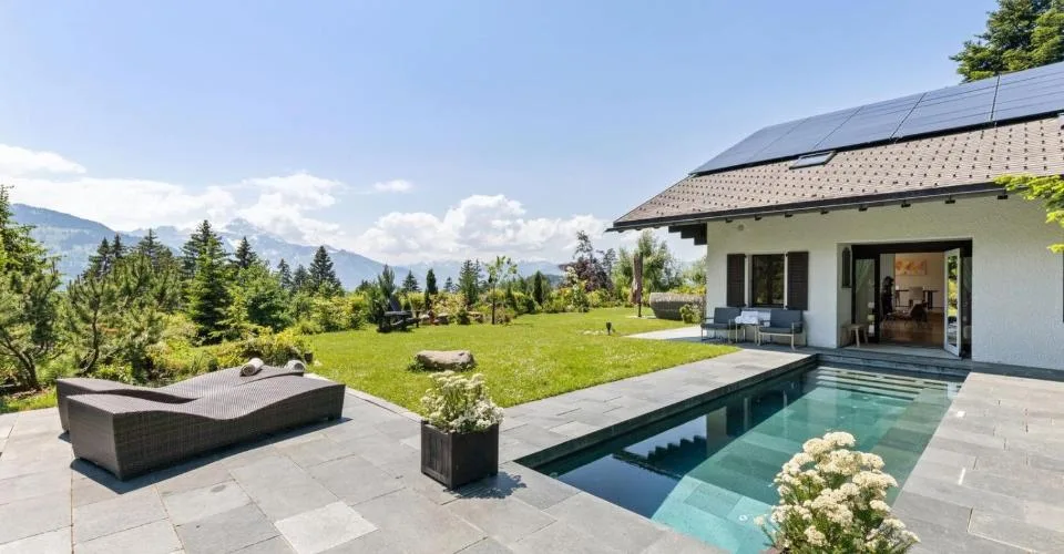 Spacieux chalet avec piscine chauffée et vue imprenable sur les Alpes