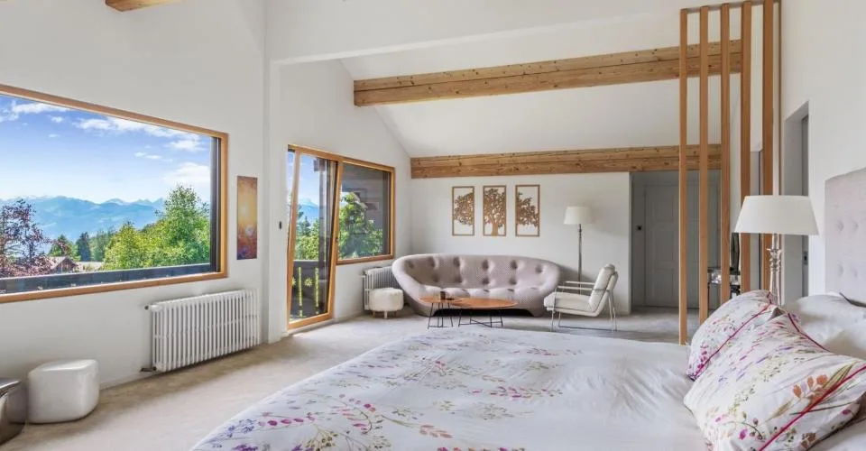 Spacieux chalet avec piscine chauffée et vue imprenable sur les Alpes