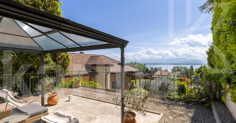 En exclusivité - Propriété exceptionnelle offrant une vue sur le lac et les Montagnes
