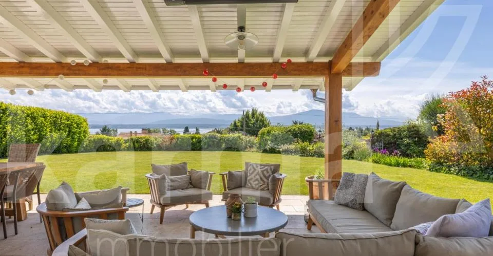 En exclusivité - Propriété exceptionnelle offrant une vue sur le lac et les Montagnes