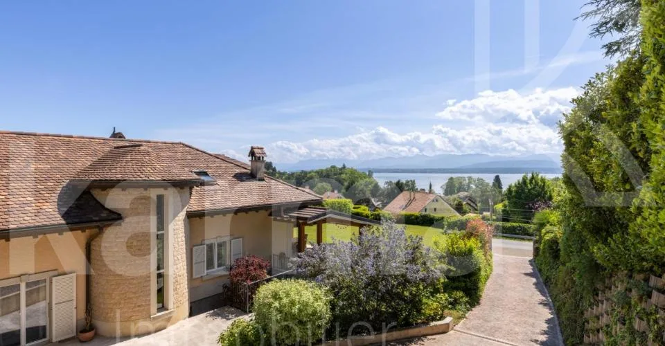 En exclusivité - Propriété exceptionnelle offrant une vue sur le lac et les Montagnes