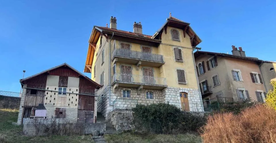 Immeuble locatif mitoyen à deux pas du centre-ville avec places de parc