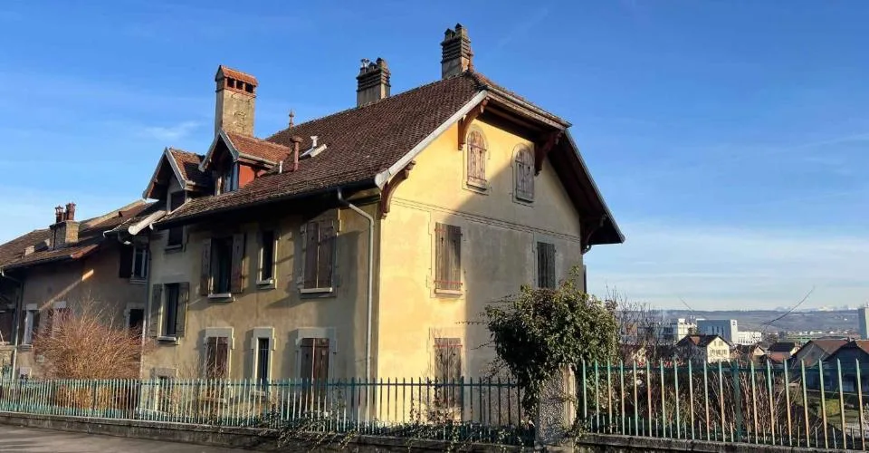 Immeuble locatif mitoyen à deux pas du centre-ville avec places de parc